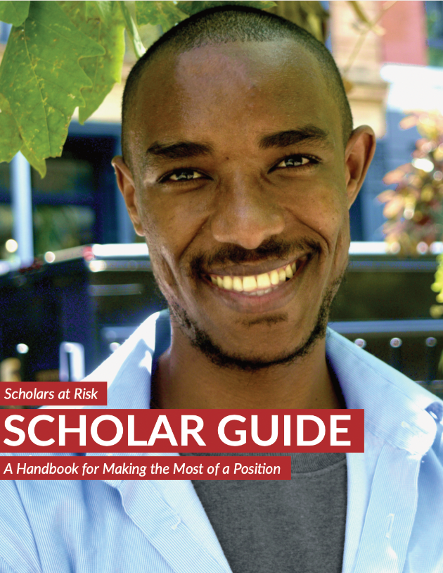 Okładka raportu Scholar guide. Na zdjęciu uśmiechnięty młody mężczyzna.