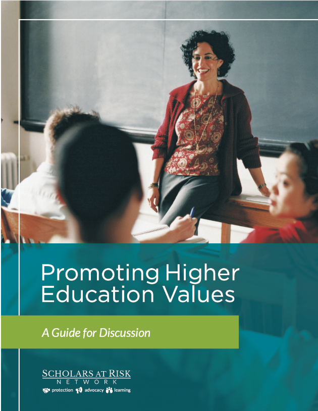 Okładka raportu promoting higher education values. Na zdjęciu sala wykładowa, na pierwszym planie uśmiechnięta kobieta opierająca się o biurko.