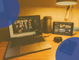 Na zdjęciu ekran laptopa oraz tabletu, na których odbywa się spotkanie online grupy osób.